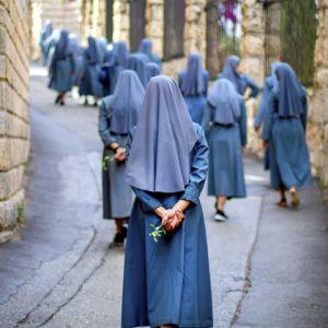 נזירות במעלה הר הזיתים