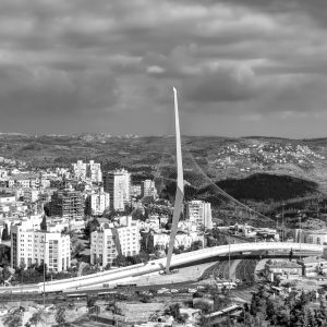 Las montañas de Jerusalén y el puente de cuerdas en blanco y negro