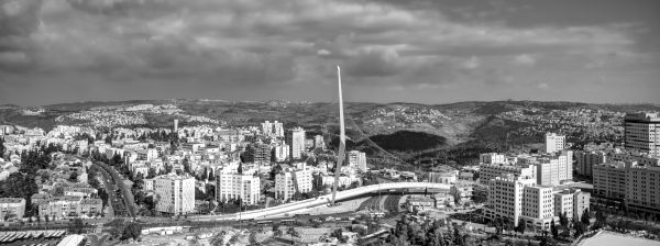 הרי ירושלים וגשר המיתרים שחור לבן